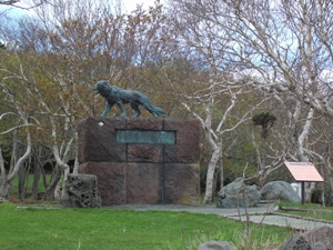 稚内公園「南極観測樺太犬訓練記念碑」